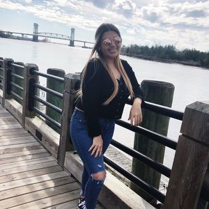 Meet your Posher, Alanis